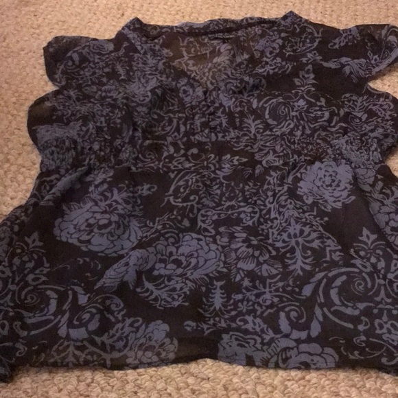 Daisy Fuentes Tops - Daisy Fuentes V neck blouse